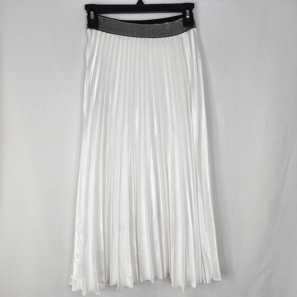 Lace Girl skirts size small Color white